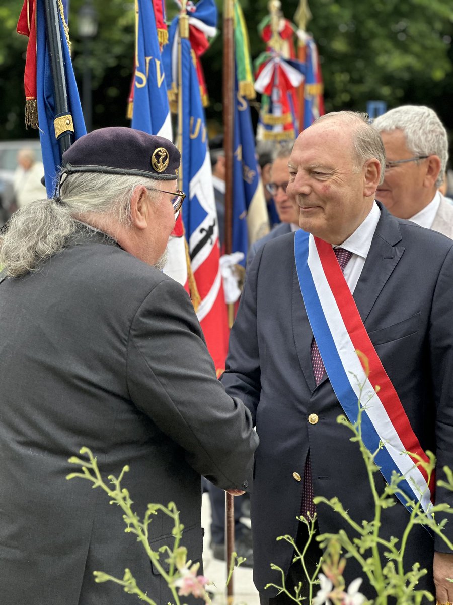 HerveMarseille's tweet photo. Hommage au Président Valéry Giscard d’Estaing inhumé à #Authon, organisé ce 12 juillet par Le Souvenir Français.
Merci à Laurent Brillard maire de #Vendôme et Philippe Gouet, président du Département du Loir-et-Cher, et tous les élu(e)s présents, pour leur accueil
#VGE https://t.co/HCHq5kCcew