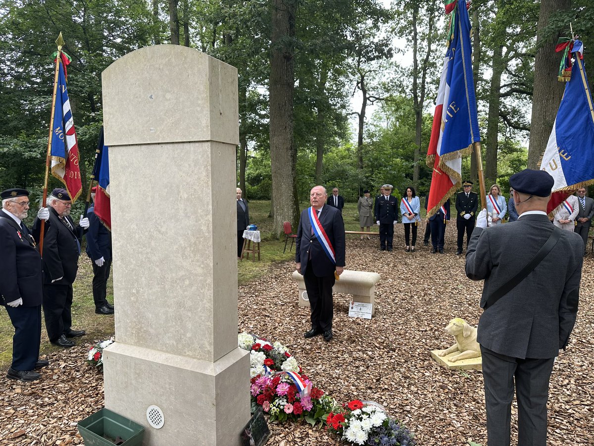 HerveMarseille's tweet photo. Hommage au Président Valéry Giscard d’Estaing inhumé à #Authon, organisé ce 12 juillet par Le Souvenir Français.
Merci à Laurent Brillard maire de #Vendôme et Philippe Gouet, président du Département du Loir-et-Cher, et tous les élu(e)s présents, pour leur accueil
#VGE https://t.co/HCHq5kCcew