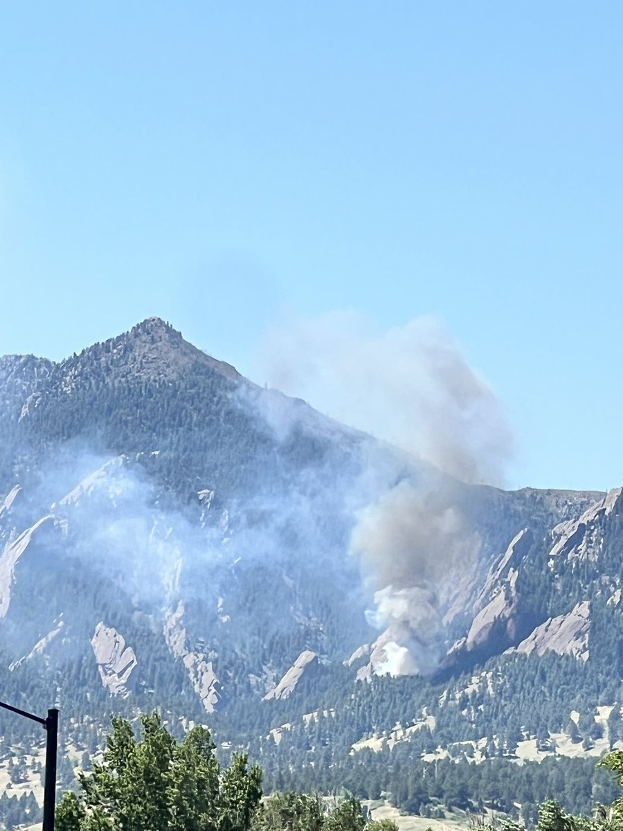 KGDIII's tweet photo. @mitchellbyars @BianchiWeather  fire in Boulder flatirons #boulder #fire https://t.co/atraGmA4Oc