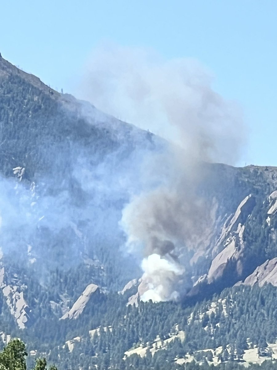 KGDIII's tweet photo. @mitchellbyars @BianchiWeather  fire in Boulder flatirons #boulder #fire https://t.co/atraGmA4Oc
