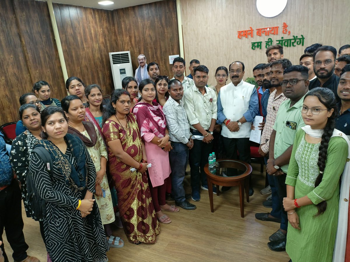 माननीय <a href="/arunsao_bjp/">Arun Sao</a> <a href="/ArunSao3/">Arun Sao</a> जी,आपके पास महाविद्यालयों में कार्यरत #अतिथि_व्याख्याता बहुत ही उम्मीद लेकर आए थे!सरकार चाहे तो आवश्यक संशोधन नियमो में करवा सकती है!पर #Chhattisgarh में अफसरशाही हावी है।आज दिनांक को कई रोजगार से मुक्त हो गए!
सरकार के पास #दृढ़_इच्छा नहीं।🙏