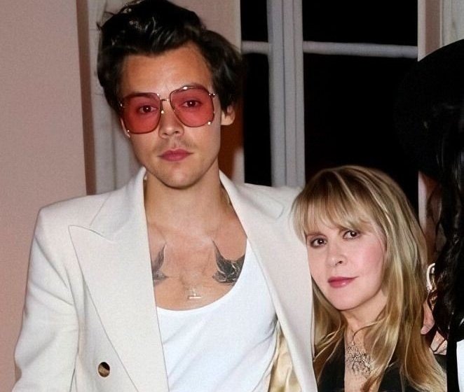 goldenrryhrry's tweet photo. WE'RE GONNA GET A HARRY AND STEVIE REUNION WE'RE GONNA SEE HIM ON STAGE TONIGHT https://t.co/X9RszLLkkJ