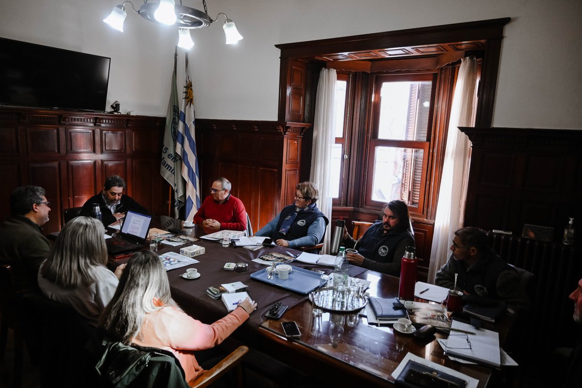 ine_uruguay's tweet photo. El director del INE @DiegoAboal2 se reunió recientemente con la directiva de @cnfr_uy para abordar detalles del Censo Agropecuario, responder consultas y fortalecer la colaboración para el sector. Agradecemos a la @cnfr_uy  por su colaboración. https://t.co/fe5aYCPK99 – 08001908” https://t.co/kYScq6biQq