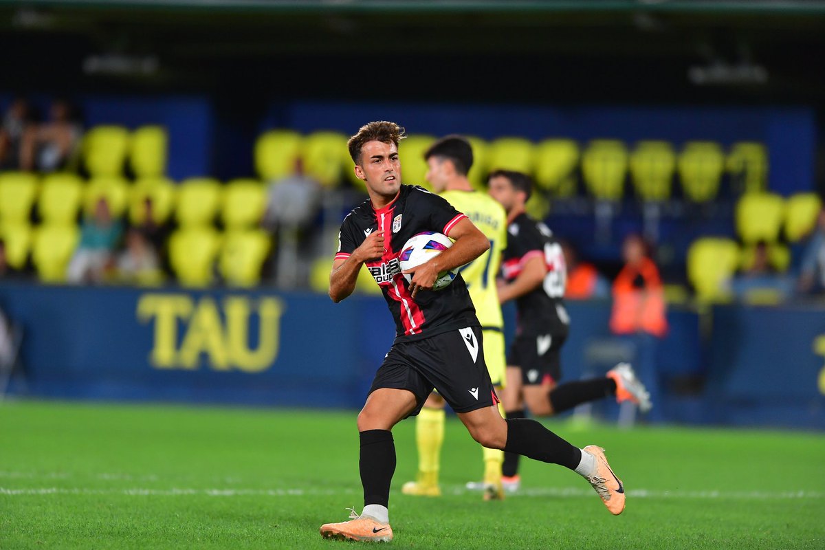 Gracias por todo lo que me habéis apoyado y a todos los compañeros, cuerpo técnico, fisios, utilleros y familia que ha estado en el día a día conmigo. Gracias de corazón, aquí un efesista más. 🤍🖤