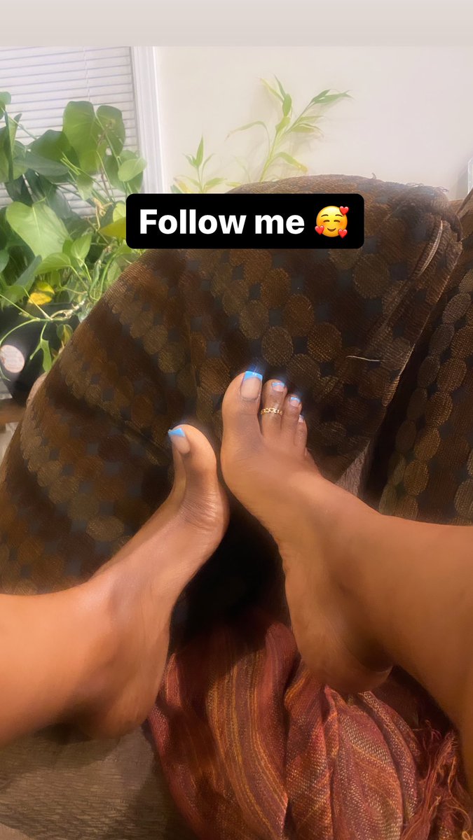 GiantessTee's tweet photo. Happy Feet Friday. 

#welcomeme #giantessT #giantesstee #ebonyfeet #ebonytoes #ebonysoles #giantess https://t.co/dfmQiCRGGp