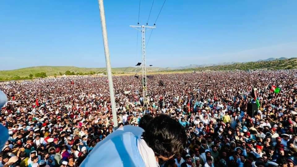 Aliwazirna50's tweet photo. Funeral prayer of Janan #GilamanWazir 
Asadkhel village North Waziristan
#StopStateTerrorism https://t.co/6lGRzQtbLJ