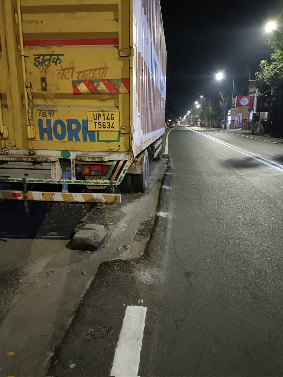 madhesmail's tweet photo. @chennaipolice_ @ChennaiTraffic @R_Sudhakar_Ips @ArunIPSCOP Due to parking on the road, new road layed with skipping the lorry area. Please remove all the encroached vehicles in the walking areas. https://t.co/IxN6u7SsX2