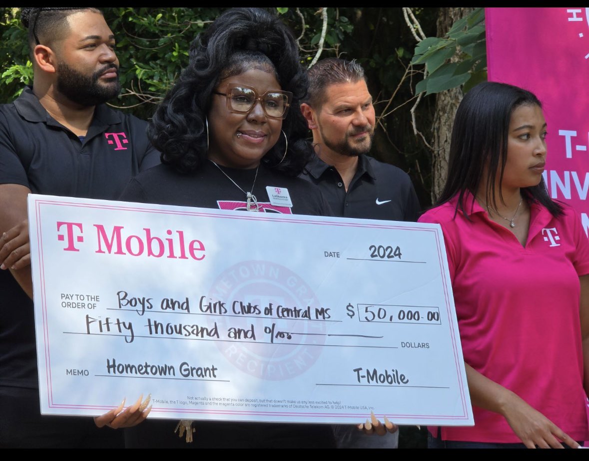 msolivia22's tweet photo. Such a great morning spent celebrating #HometownGrant winner Boys and Girls Club of Hazlehurst Mississippi. @TMobile  continues to invest in rural communities across America. #TripleThreat #BetOnUs #WinWithLynn #OneTeamTogether #SMRA https://t.co/tGn41TLZxO