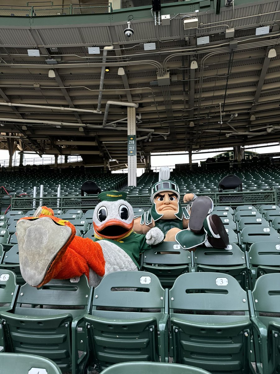 Finally some more GREEN in the BigTen💪🦆 <a href="/TheOregonDuck/">The Duck</a>