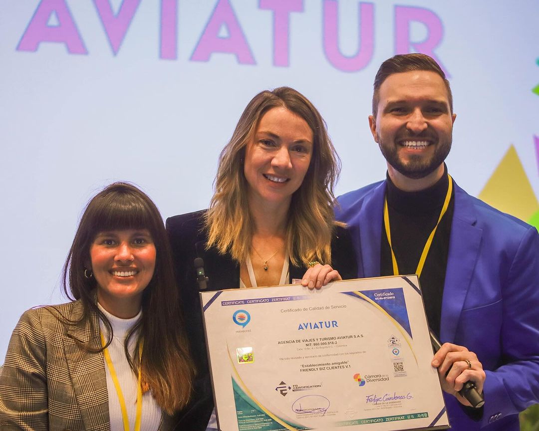 CamDiversidad's tweet photo. En #WeTrade2024 @aviatur nos cuenta cómo se posicionaron como la agencia de turismo incluyente más grande de Colombia y recibieron el certificado Friendly Biz. 

#TurismoIncluyente #Diversidad #Aviatur #FriendlyBiz #WeTrade2024 #TurismoParaTodosYTodas https://t.co/GQfTiw5IMk