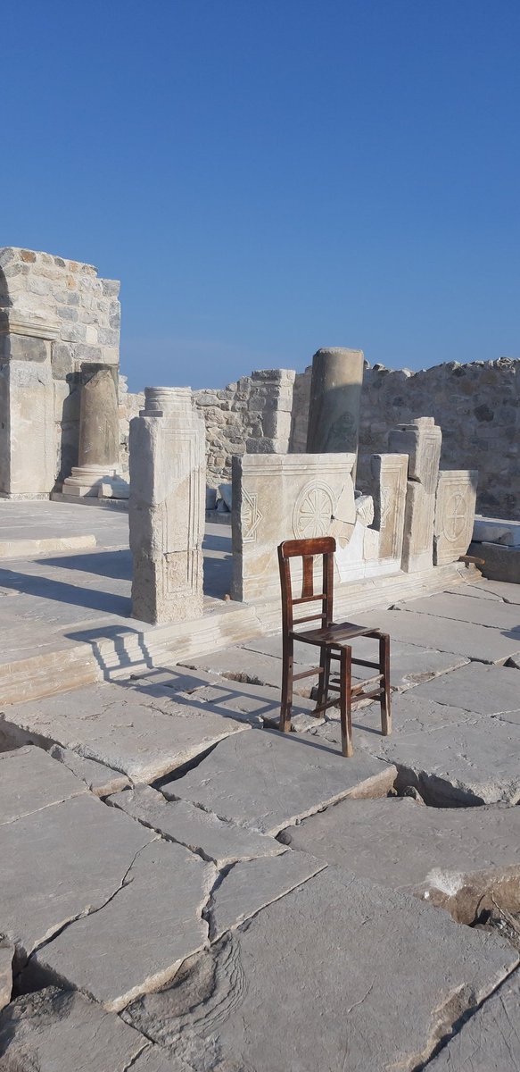 Belediyeden hizmet bekleyen Karaincir ( Knidos ' ta kırık bir ahşap sandalye gibi olduk)