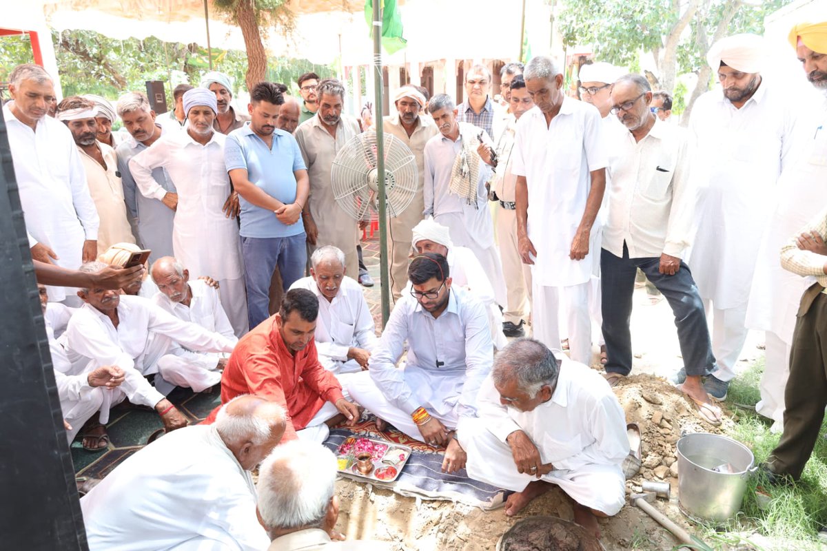 DVJChautala's tweet photo. आज की जनसंपर्क यात्रा के दौरान मुझे अपने पैतृक गांव चौटाला में हरिराम दादा मंदिर के नए शेड के निर्माण कार्य के भूमिपूजन करने और नींव रखने का सौभाग्य प्राप्त हुआ। मैं आपको विश्वास दिलाता हूं कि मंदिर के शेड का निर्माण जल्द से जल्द पूरा होगा। आप सभी के अटूट प्यार और आशीर्वाद मैं धन्य हो गया।

#Dabwali #digvijay #jjp #politics #jannayak_janta_party #politician #vikas #vidhansabha