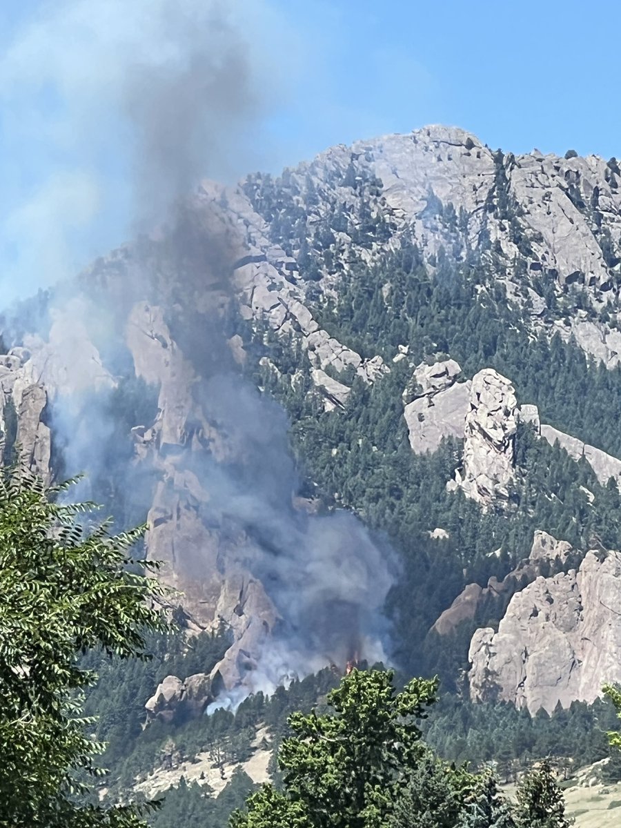 chrismavricos's tweet photo. This is scary #boulder #boulderfire #ncar https://t.co/3Z1aBkOMlD