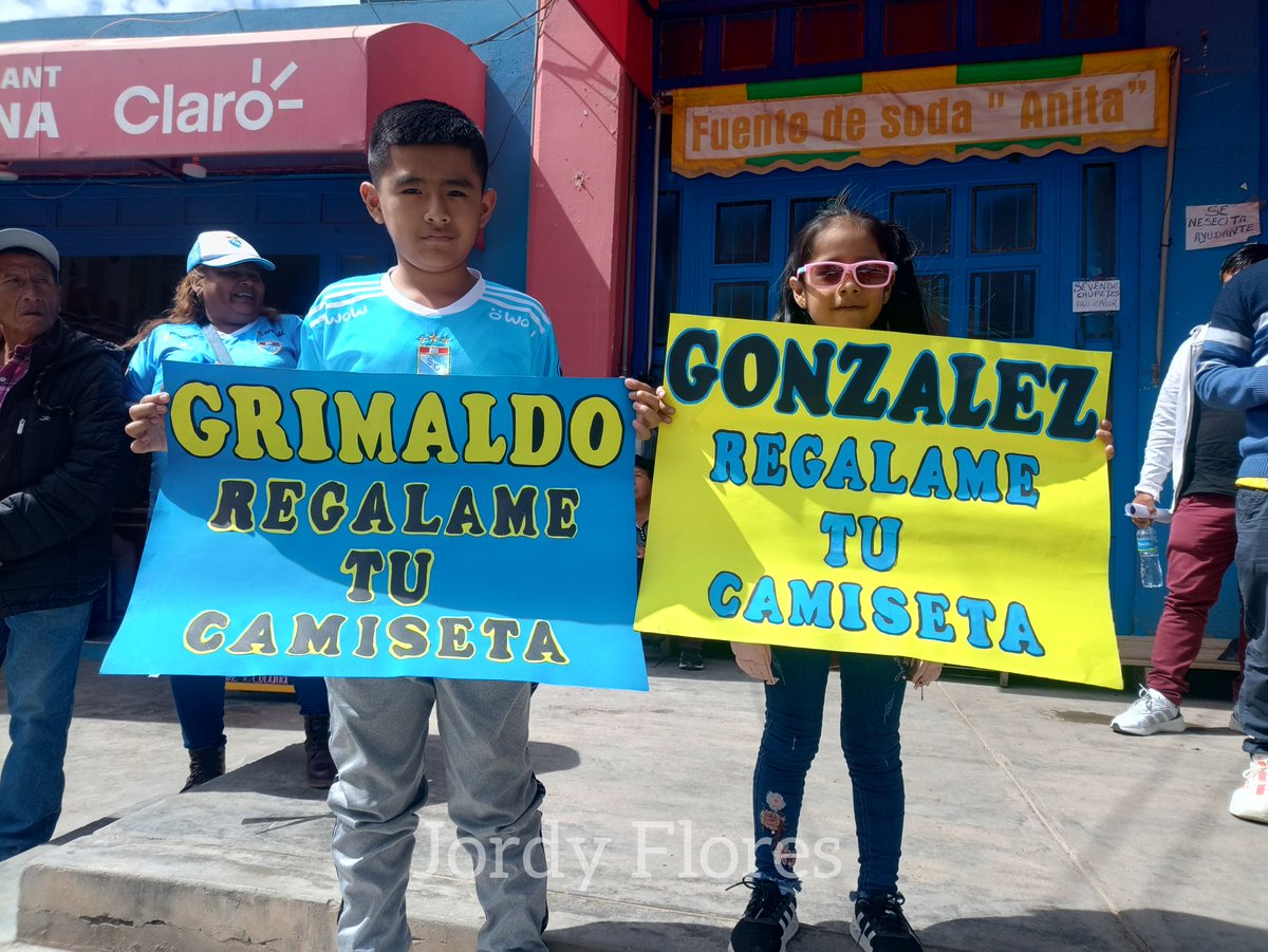 jordyxflores's tweet photo. ¡HAGAMOS REALIDAD EL SUEÑO DE ESTAS NIÑOS! 💪⚽

Estos infantes hinchas de Sporting Cristal están en Tarma con sus pancartas solicitando la camiseta de Joao Grimaldo y Santiago González.

Comparta para cumplirlo. 

#SportingCristal #FuerzaCristal https://t.co/ZCekM2SAEy