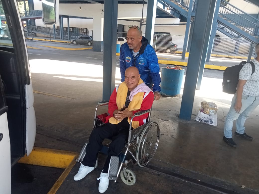 GerenteTTINTT's tweet photo. #MovilidadSegura| Funcionarios de la Gerencia de Transporte Terrestre #INTT inspeccionan desde el terminal Antonio José de Sucre (Terminal de Oriente) el cumplimiento de las normas de transporte público garantizando una movilidad segura a la población.
#LaPoesiaNosUne https://t.co/SfMMXmN67x