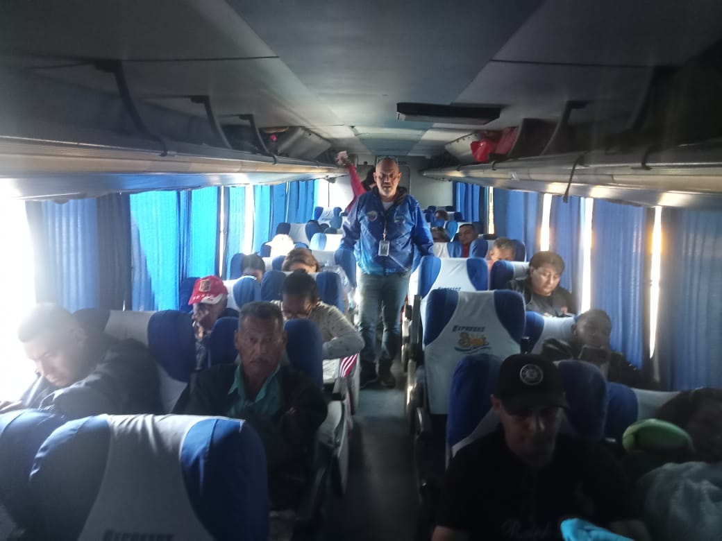 GerenteTTINTT's tweet photo. #MovilidadSegura| Funcionarios de la Gerencia de Transporte Terrestre #INTT inspeccionan desde el terminal Antonio José de Sucre (Terminal de Oriente) el cumplimiento de las normas de transporte público garantizando una movilidad segura a la población.
#LaPoesiaNosUne https://t.co/SfMMXmN67x