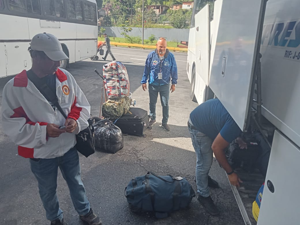 GerenteTTINTT's tweet photo. #MovilidadSegura| Funcionarios de la Gerencia de Transporte Terrestre #INTT inspeccionan desde el terminal Antonio José de Sucre (Terminal de Oriente) el cumplimiento de las normas de transporte público garantizando una movilidad segura a la población.
#LaPoesiaNosUne https://t.co/SfMMXmN67x