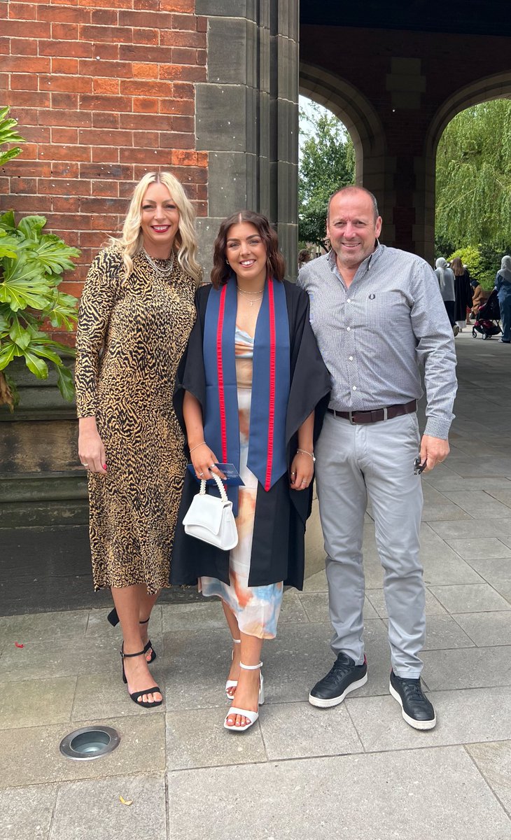 Congratulations Isla! 

Graduation complete ✅ 
Art Teacher journey started! 💫 
Next stop Dubai 🎆 

Proud of you ❤️