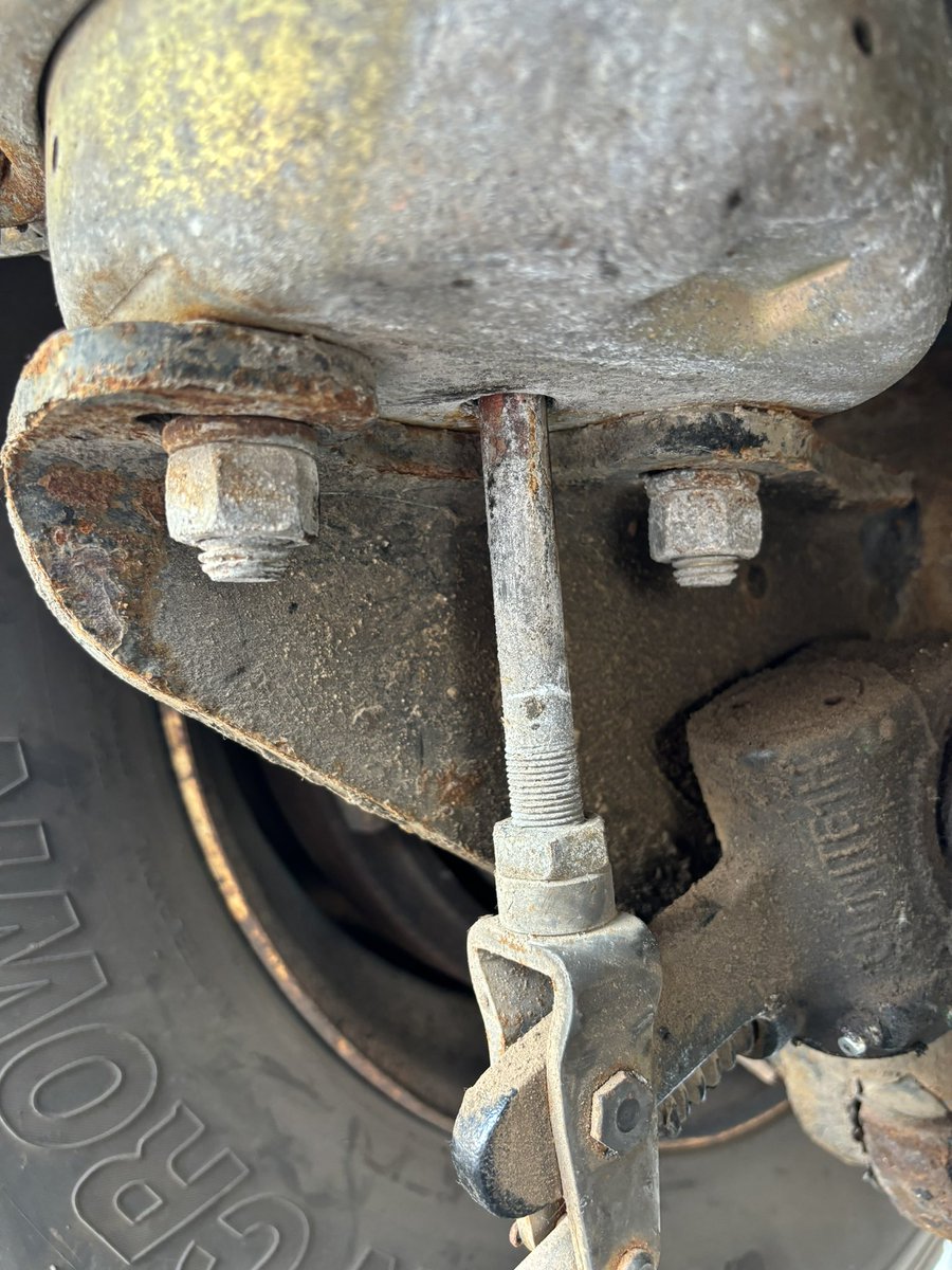 HRPS_Traffic's tweet photo. The @HRPSCMV unit continues its efforts today as part of @CVSA #OperationSafeDriverWeek.

This truck was inspected in Oakville. found to have a brake out of adjustment (tab), broken chamber return spring and an improper pre trip inspection.

Proper maintenance saves lives ^MRT https://t.co/5UyywBVMFk