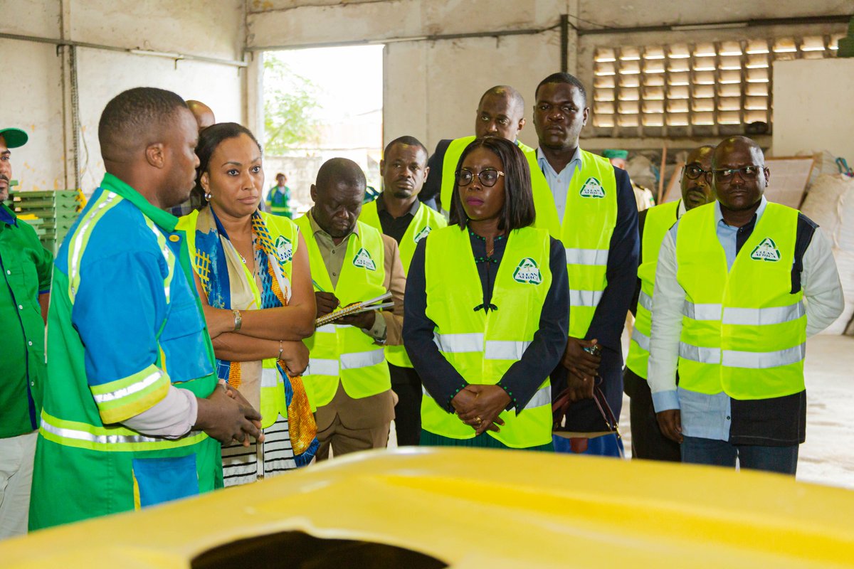 Comgouv_GA's tweet photo. La visite inopinée de la Ministre de l’Environnement, Madame Arcadie Svetlana MINGUENGUI NDOMBA Epse. N’ZOMA, chez Clean Africa marque une étape importante dans la résolution des problèmes administratifs auxquels fait face cette entreprise.

#Gabon
#CleanAfrica
#ComGouv https://t.co/OU9P809VeK