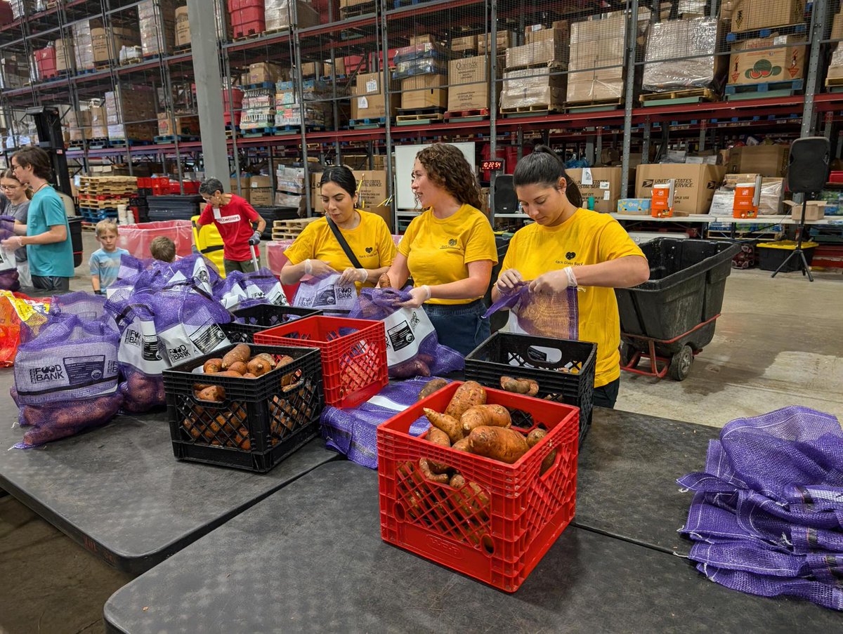 Rackspace's tweet photo. 👏 In just four hours, these #Rackers sorted and packed 14,820 lbs of produce into 461 bags, creating 11,856 meals for local families at the @safoodbank. At Rackspace, our #VolunteerTimeOff (#VTO) program allows Rackers to make a real difference in our communities! #RackerLife https://t.co/OWSBQUBoRS