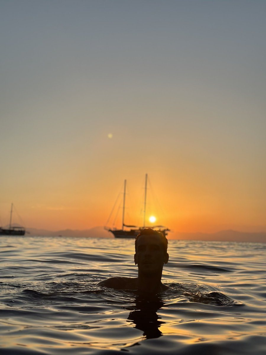 bertanasllani's tweet image. Sunset magic 🌅