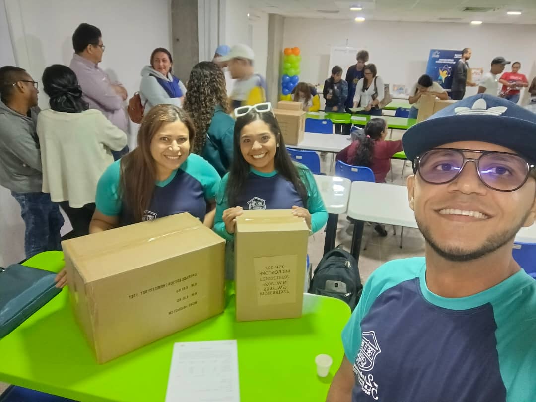 salasimonplanas's tweet photo. #12Jul Excelencia Educativa! Seguimos recibiendo dotación de Kits para laboratorio de Química del LB Montes de Oca y LBR Negro Miguel, Gracias al Gobierno de nuestro Presidente Nicolás Maduro
#LaPoesíaNosUne @NicolasMaduro
@_LaAvanzadora
@MPPEDUCACION
@EleamerAbdala
@cdcelara https://t.co/NvrEqlXWeT