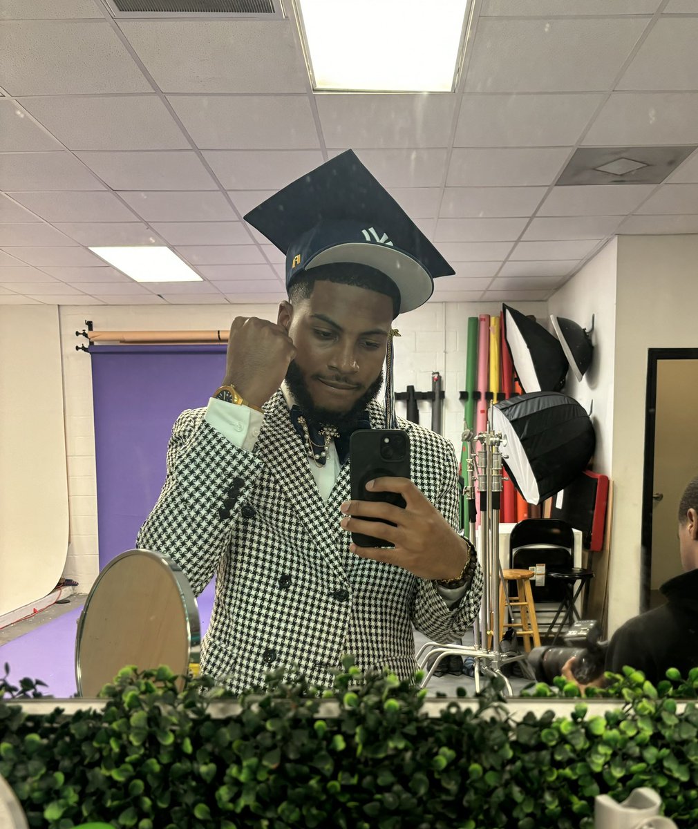 tjuanwavy's tweet photo. flyest grad loading⏳ https://t.co/rrh1kH1zBO
