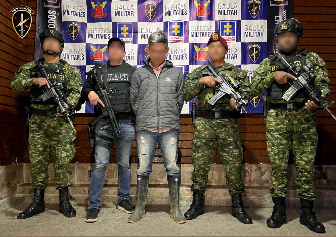 Ejercito_Div5's tweet photo. #EsNoticia En Viotá Cundinamarca, tropas de @GaulaMilitares y del Batallón de Fuerzas Especiales Urbanas No 5 de la #Brigada13 en coordinación con la @FiscaliaCol capturaron a un sujeto que amenazaba a comerciantes de Bogotá y les exigía 400 millones de pesos

#YoNoPagoYoDenuncio https://t.co/vTr81mSUv5
