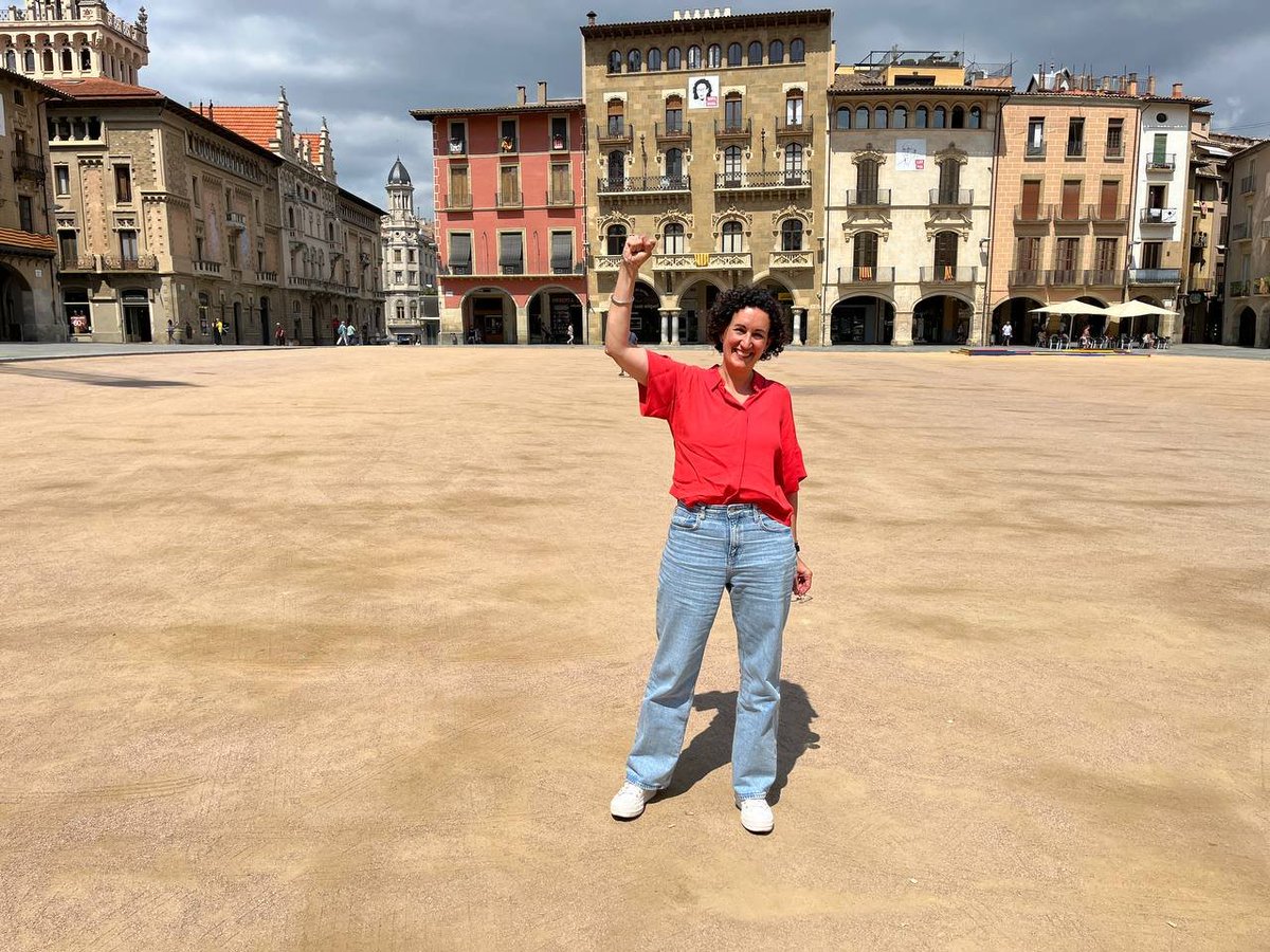 La gent que ha sortit a rebre la Marta Rovira a Vic de manera improvisada és directament proporcional a la feina que ha fet a l'exili 
Foto vía <a href="/Ferrancm/">Ferran Casas</a>