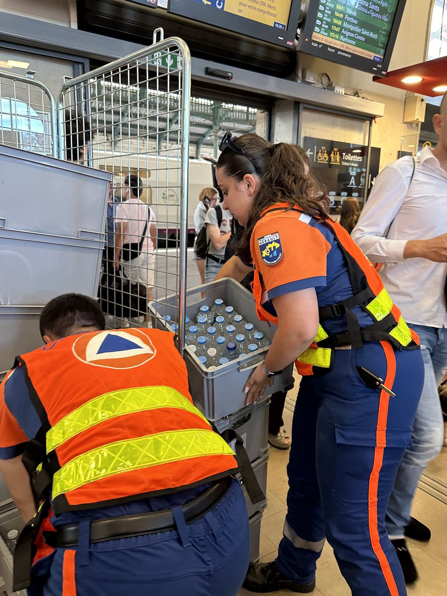 ProtecCivile34's tweet photo. #Declenchement en gare de @villedesete & @AgdeOfficiel pour réapprovisionnement des passagers et point de secours à la demande de @lio_train_sncf suite à un accident entre #TGV & #VL https://t.co/E7CFLi7Tut
