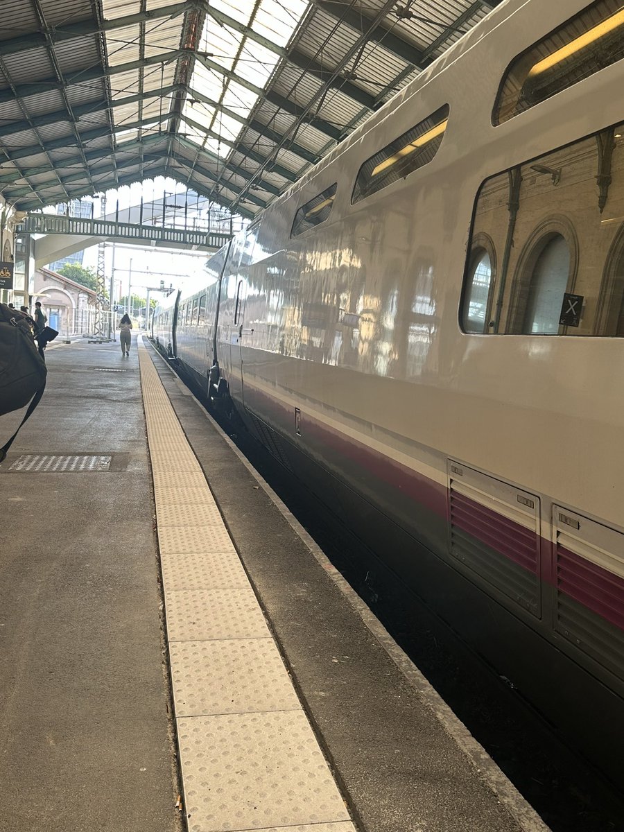 ProtecCivile34's tweet photo. #Declenchement en gare de @villedesete & @AgdeOfficiel pour réapprovisionnement des passagers et point de secours à la demande de @lio_train_sncf suite à un accident entre #TGV & #VL https://t.co/E7CFLi7Tut