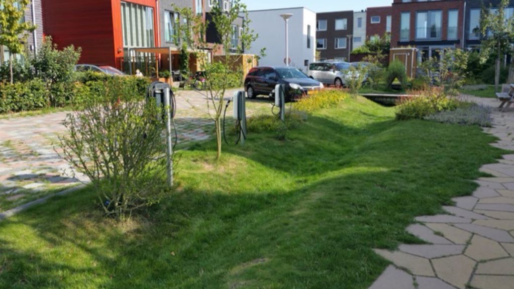 #Regenwater | Infiltratie in wadi’s, raingardens en waterdoorlatende verharding in de stad💧Publicatie hierover: kanbouwen.nl/wp-content/upl… <a href="/KANbouwen/">KAN platform</a>, met aandachtspunten bij ontwerp, aanleg en beheer