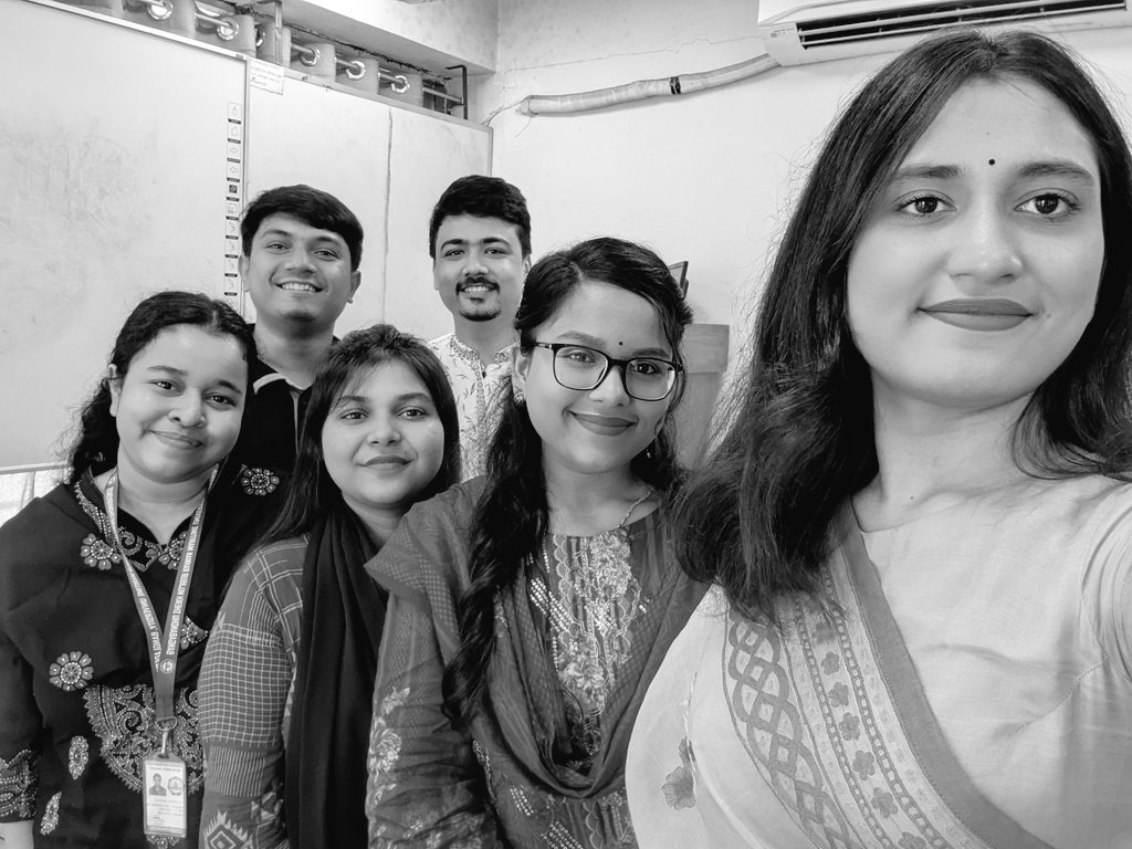 wahic1's tweet photo. Standing with grace and gratitude and people whom I attempt and they retreat. 
Last Day of University life
Major miss is my buddy @_t_tabassum

#university 
#جنوب_لبنان https://t.co/MQ9lKazuC7