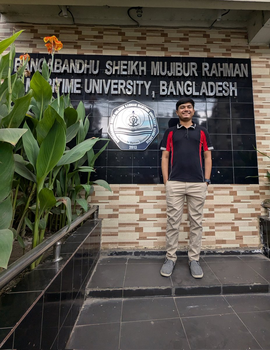 wahic1's tweet photo. Standing with grace and gratitude and people whom I attempt and they retreat. 
Last Day of University life
Major miss is my buddy @_t_tabassum

#university 
#جنوب_لبنان https://t.co/MQ9lKazuC7