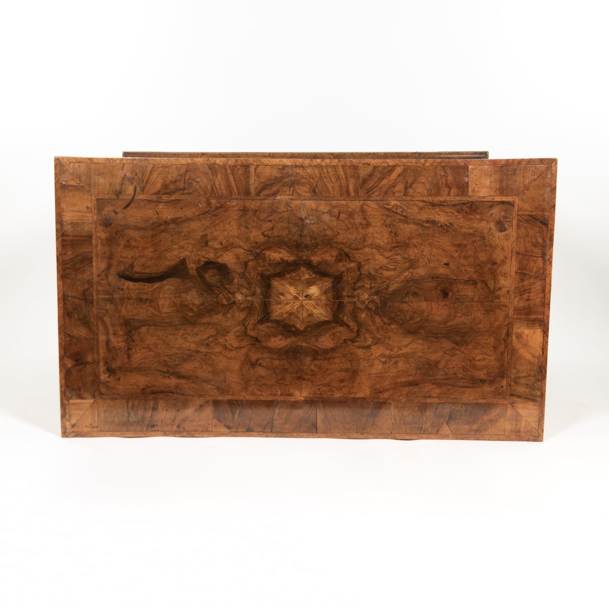 garden_court's tweet image. Georgian Walnut Chest of Drawers English, Circa 1720

height: 36 in. (91 cm)
width: 38.5 in. (98 cm)
depth: 22 in. (56 cm)

gardencourtantiques.com/shop/georgian-…

#ChestOfDrawers #Commode #18thCentury #Georgian  #interiorDesign #sanFrancisco #gardencourtsf