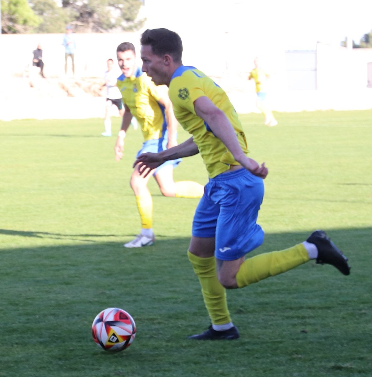ADAlmudevar's tweet photo. 🔊📄 𝗢𝗙𝗜𝗖𝗜𝗔𝗟 |
✍🏼 𝗥𝗘𝗡𝗢𝗩𝗔𝗖𝗜𝗢𝗡
𝗗𝗮𝘃𝗶𝗱 𝗧𝗿𝘂𝗹𝗹𝗲𝗻 seguirá una temporada más en la A.D. Almudévar.
Jugador clave en el equipo por su velocidad, desborde y calidad técnica. 

#ADAlmudévar💛💙
#ADAlmudévar_2024_2025 https://t.co/miiPBEk6jv
