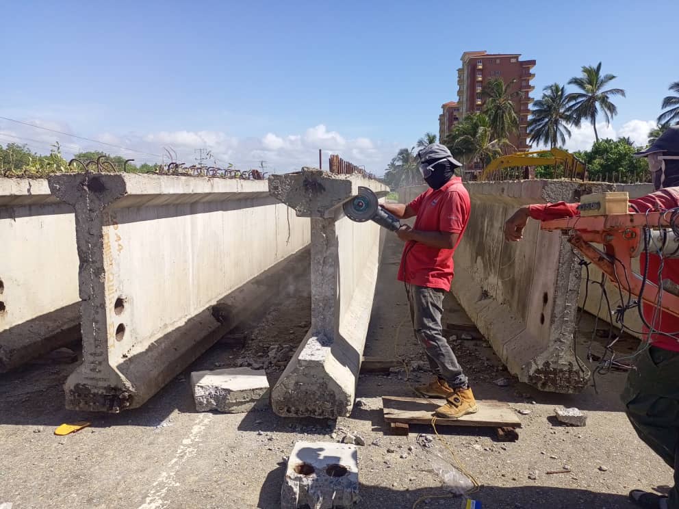 mintransporteve's tweet photo. #Entérate | ¡Seguimos trabajando en garantía de la seguridad vial para nuestro pueblo, con un 54% de avance registrado, en las labores que realiza el gobierno nacional y regional, para la recuperación integral del Puente “La Aragüita”, ubicado en Boca de Aroa, municipio Silva, edo. Falcón, en garantía de la movilidad y conectividad de los usuarios que transitan por la zona!
#LaPoesíaNosUne