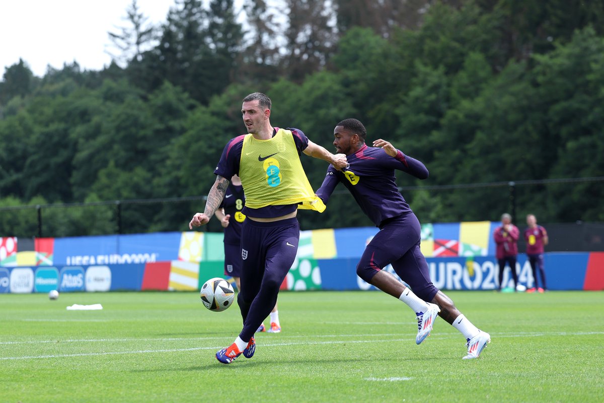 England's tweet photo. Big push for Sunday. ⚡️ https://t.co/ByCLUWiysY
