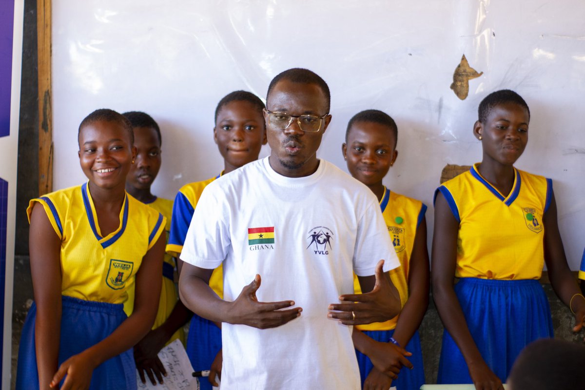 YVLGhana's tweet photo. 🇬🇭 Over 30 students at Weija Methodist M/A 2 JHS participated in our Read and Narrate Educational 📚Empowerment Initiative, promoting literacy and #storytelling. They explored "The Future of #Climate" and #Education" from #ConstructiveVisions sharing insights with peers. https://t.co/YG0afxbUwI