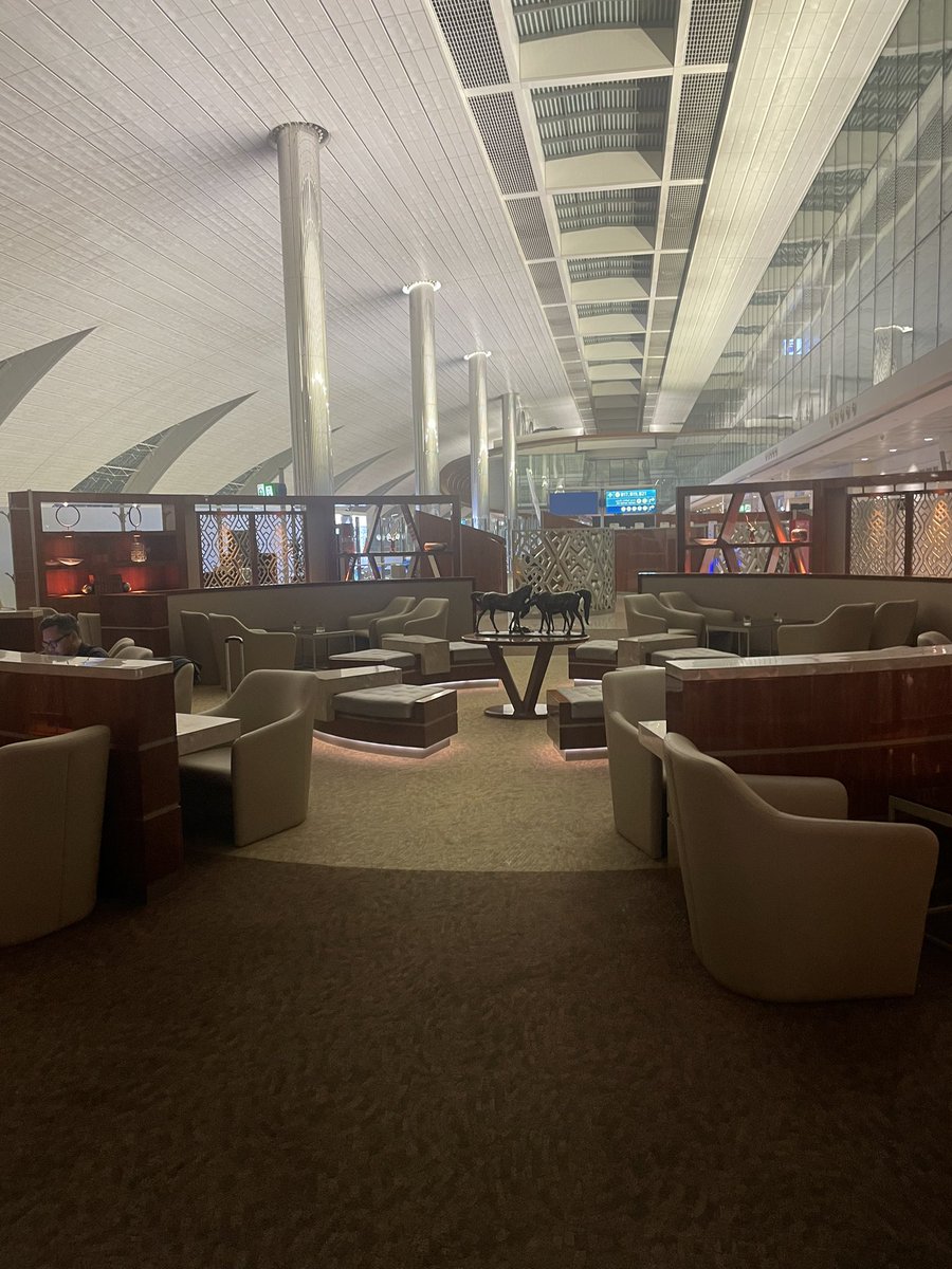 zulcss's tweet image. So the business class lounge in Dubai is rather large.