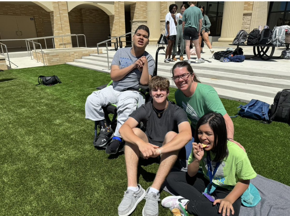 More #FriendshipFriday pics!!!! #ALLIN for #TheStandard #Family #Blessed #WildcatInclusionRevolution #InclusionLivesHere 💙🤍💙🤍 <a href="/WalnutGroveHS/">Walnut Grove High School</a>