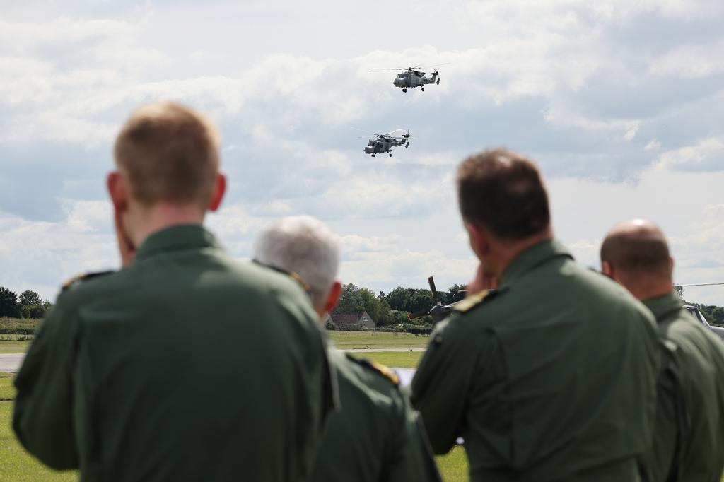 RNBlackCats's tweet photo. PDA Achieved! ✅️

Yesterday @825NAS hosted RAdm Rimington former CO of 702NAS and QHI who witnessed this year's Black Cats Display and awarded Scotty and Viv with their PDA! 

Look to the skies over @SouthportAir this weekend!

#BlackCatsDisplayTeam https://t.co/kb1ZjWDb7O
