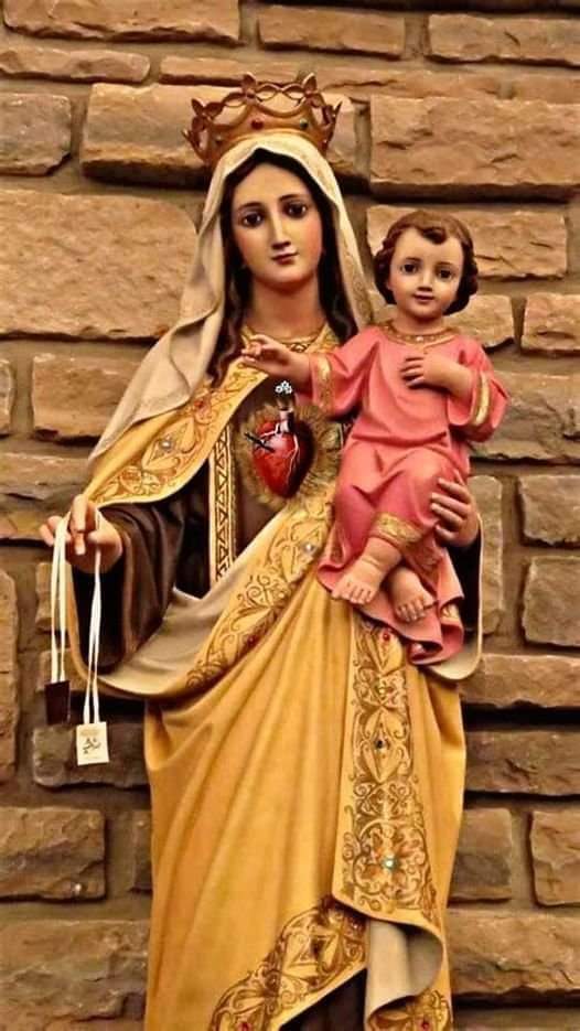 Madre del amor hermoso. Madre de la gracia, cuya gloria es más sublime que la de los ángeles. Vestido blanco sobre la cumbre del Carmelo. Vestido que se eleva del mar de la Divina Misericordia.