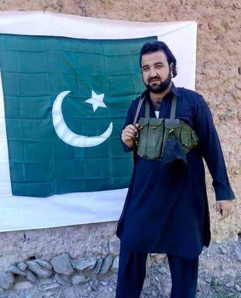 zarrar_11PK's tweet photo. خیبر میں شہید ہونے والے پولیس اہلکار اسرار احمد شہید کا چھوٹا بیٹا ��ور بیٹی اپنے والد کے جنازے میں شریک ہے۔ https://t.co/LKOLgaH5Qv