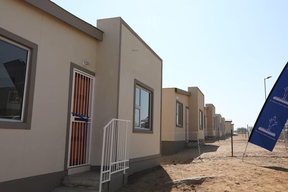 In an effort to address the housing provision challenge, Hon. Erastus Uutoni, Minister of Urban and Rural Development,handed over 28 new houses today, increasing the total number of homes provided by the Informal Settlement Upgrading Project to over 700.👏🏽
