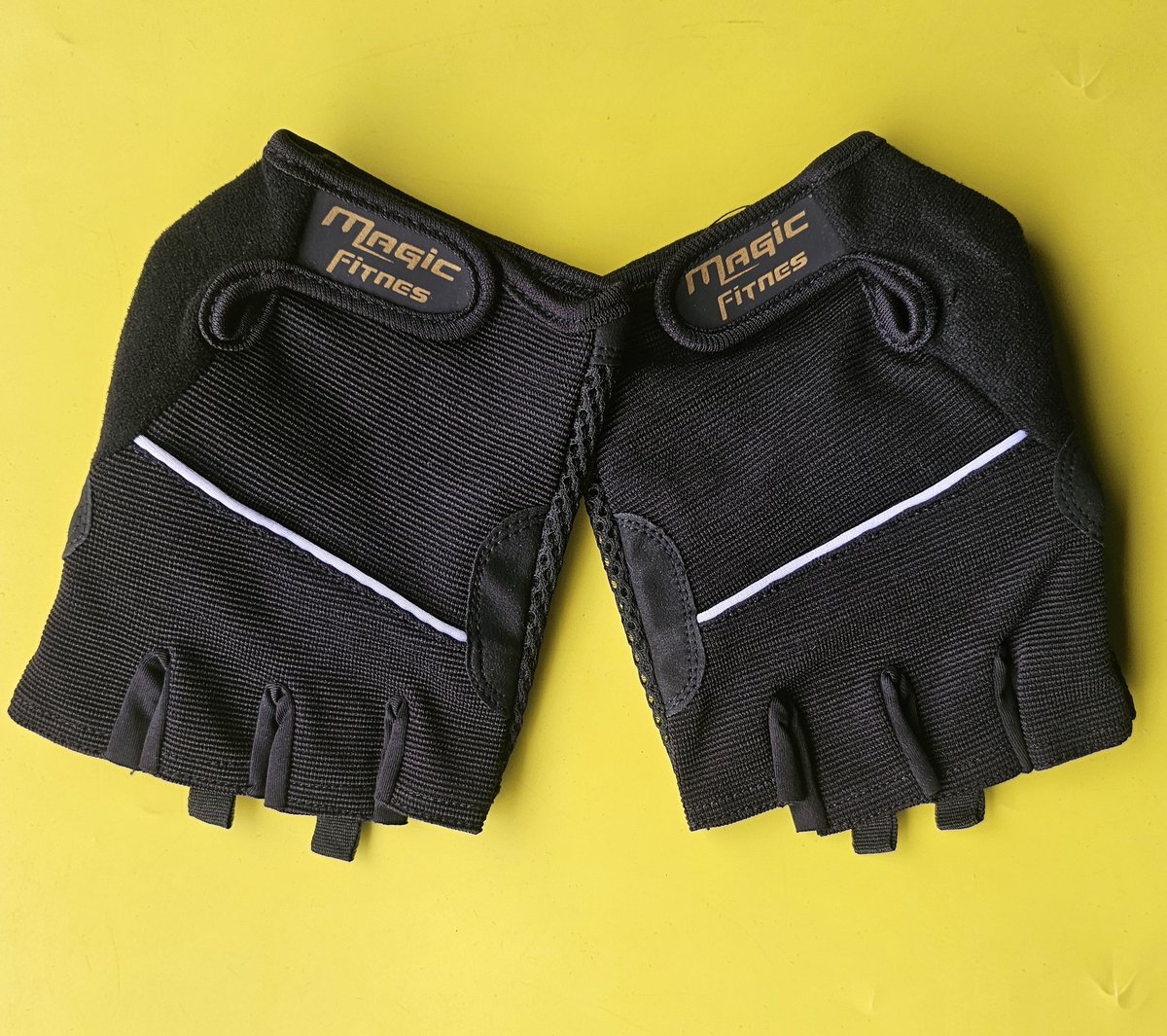 Fitstore_NG's tweet photo. Affordable quality gym gloves 

Price -₦5500 https://t.co/Ymih6MB3XR