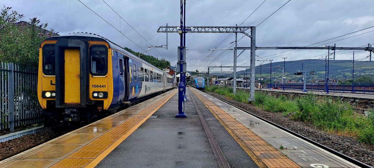 Guard_Amos's tweet photo. Today's #potd comes from a damp Stalybridge @northernassist #metcam156441 waits to depart for Southport as an unidentified @TPExpressTrains #Hitachi802 departs for Yorkshire
@PaulMBigland @Clinnick1 @chris_railway @cheggs1978 @railexpress @RailwayMagazine @railwaysillus https://t.co/lhDi0bRwfI