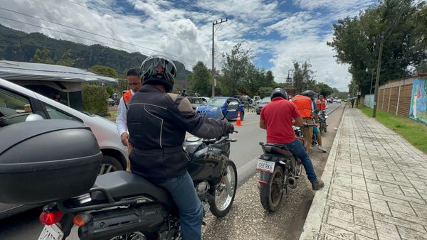 DisplayNoticias's tweet photo. 🔵16 motocicletas fueron detenidas y remitidas al corralón. Como parte de los acuerdos en la Mesa de Coordinación Estatal para la Construcción de la Paz, la Secretaría de Movilidad y Transporte (#SMyT)
#Tepoztlán https://t.co/z9PY3MWsbu