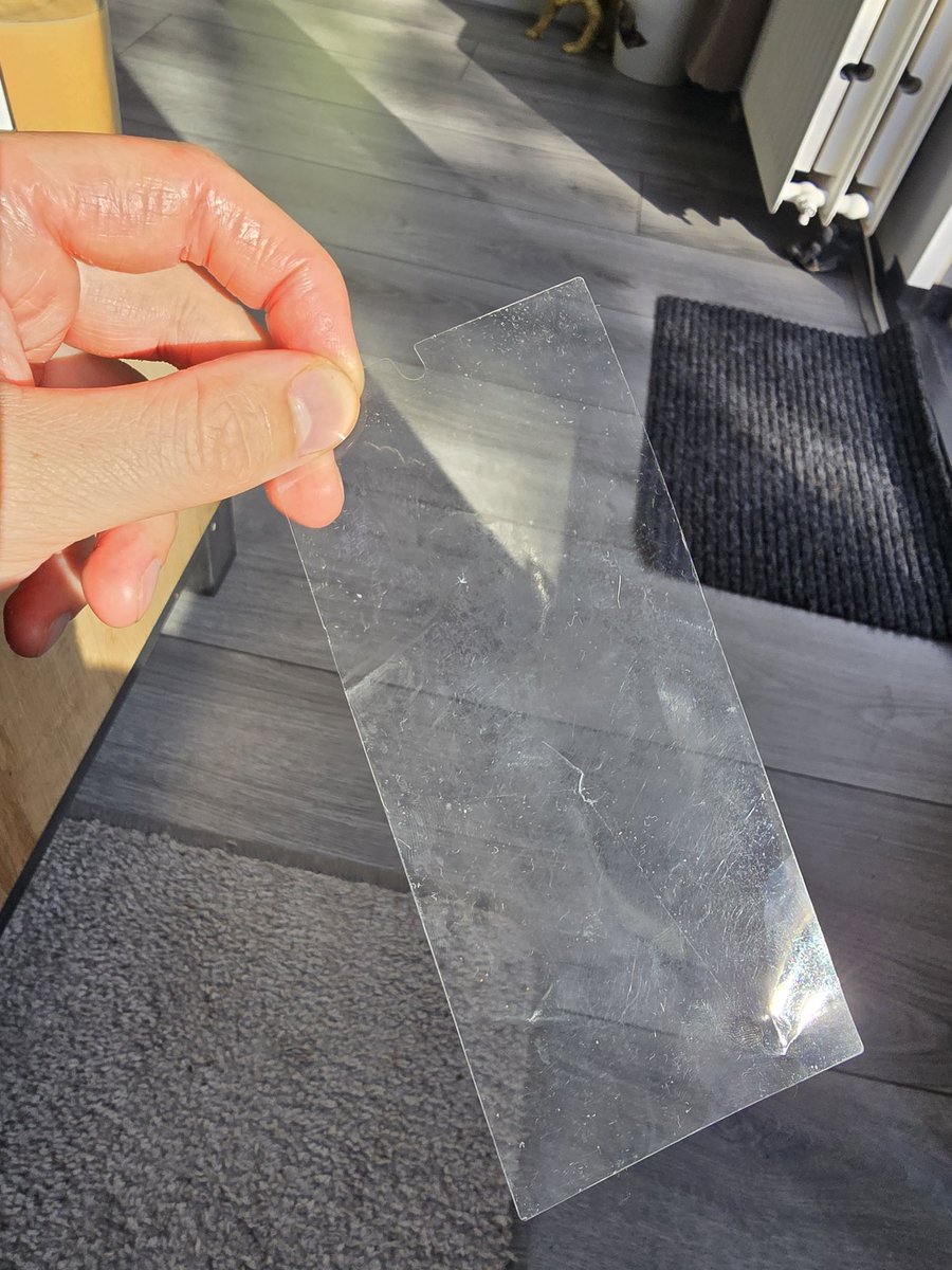 DaanD_98's tweet photo. Hey @SamsungNL dit is hoe jullie "superdeluxe" Galaxy S24 Ultra Anti-Reflecting Screen Protector t.w.v. 27,99 er uit ziet na enkele maanden. Verkoper in Utrecht verzekerde mij dat het topkwaliteit is en hij er al 2 jaar mee doet. En dan is dit jullie klanten "service". Serieus? https://t.co/EfV8LRlsSf